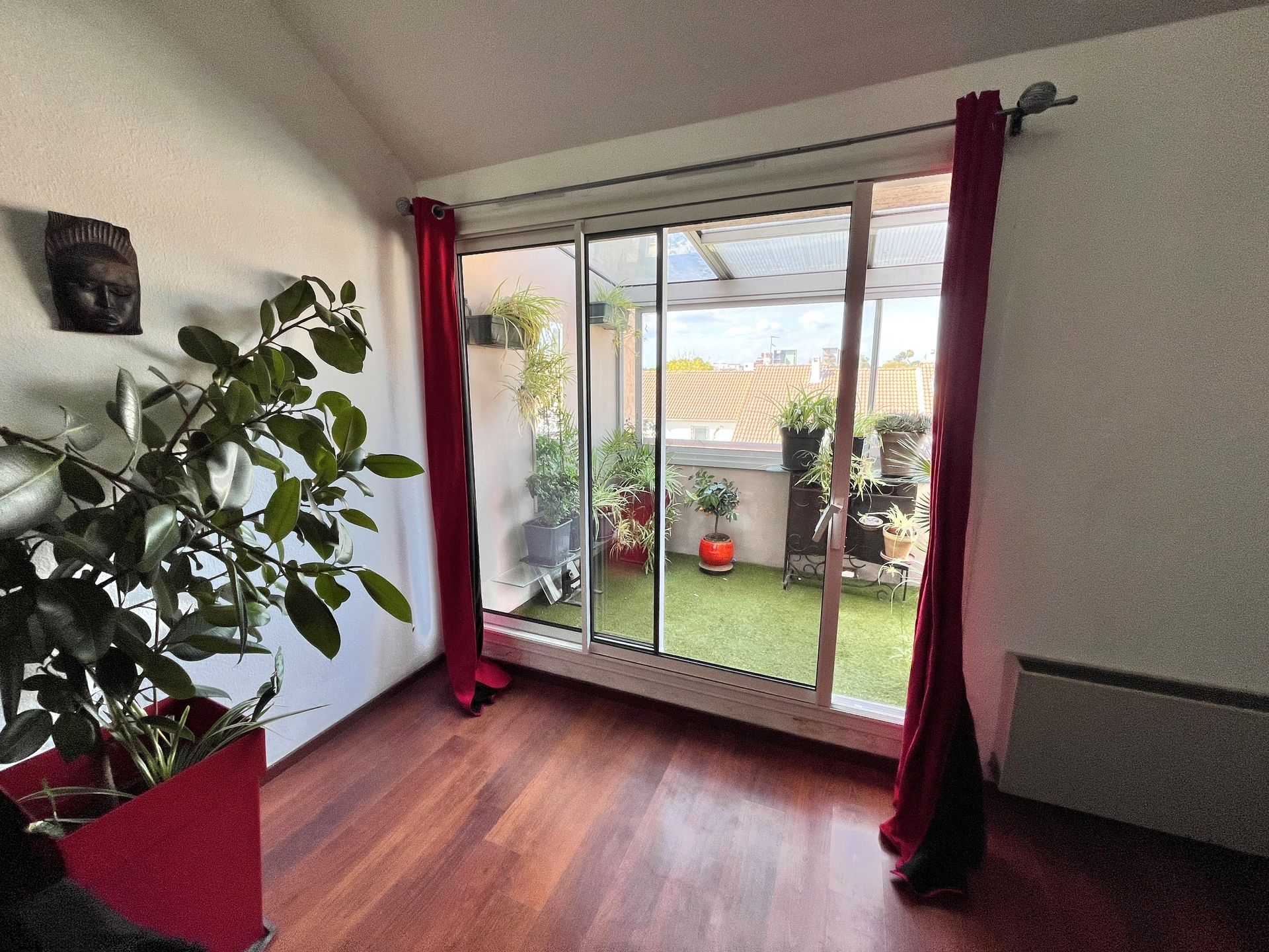 Baie vitrée avec salle à manger vue de l'extérieur 
