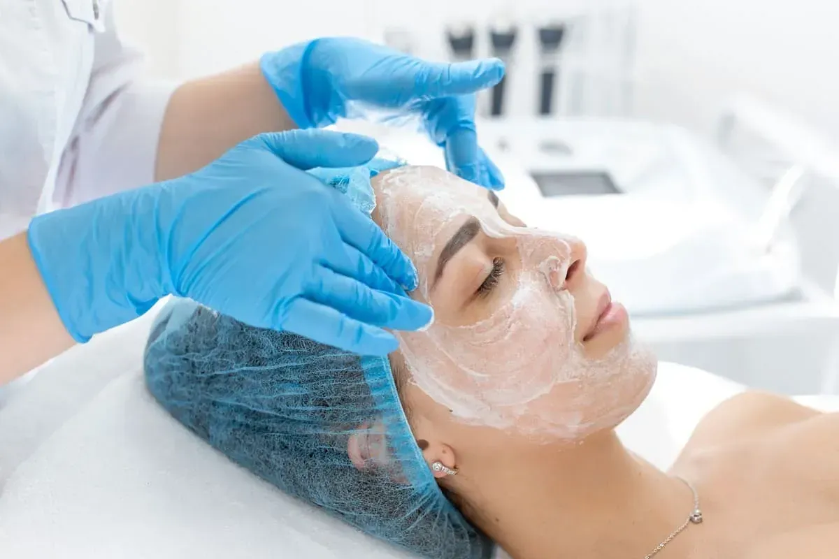Una mujer está recibiendo un tratamiento facial en un salón de belleza.
