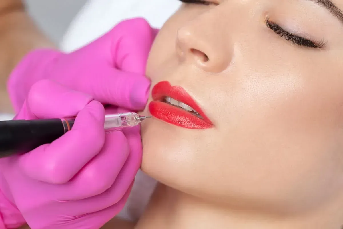 Una mujer se está maquillando permanentemente los labios.