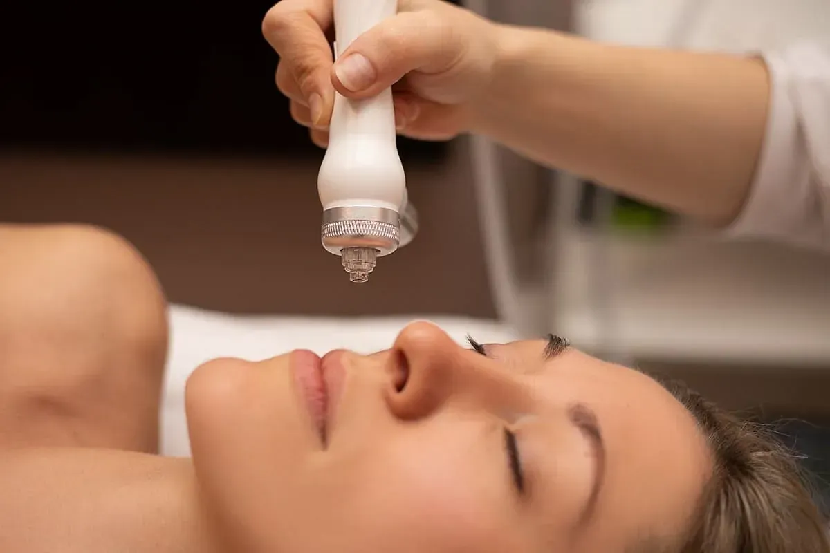 Una mujer está recibiendo un tratamiento facial en un salón de belleza.