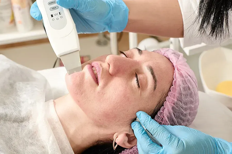Una mujer está recibiendo un tratamiento facial en un salón de belleza.