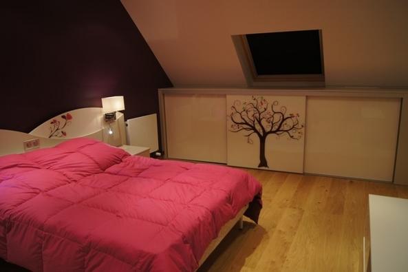 Une chambre à coucher aux rangements fonctionnels
