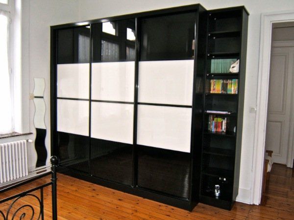 Bibliothèque noire et blanche, façades coulissantes