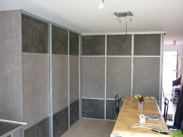 Placard d'angle, béton clair et béton foncé