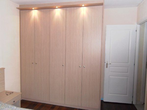 Placard droit, bois naturel et spots