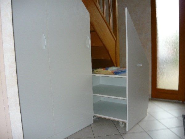 Placard escalier caisson porte sur roulettes