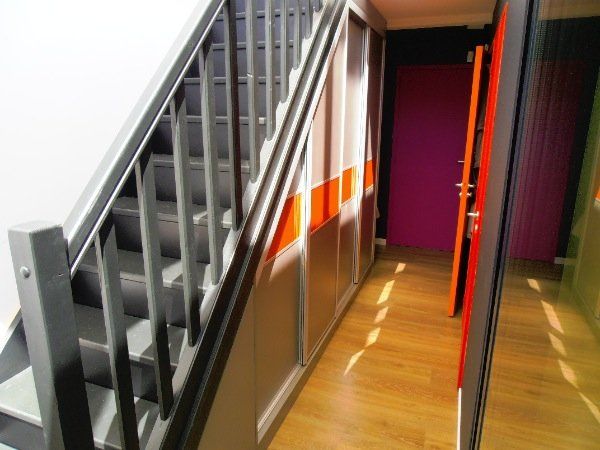 Placard escalier gris et orange