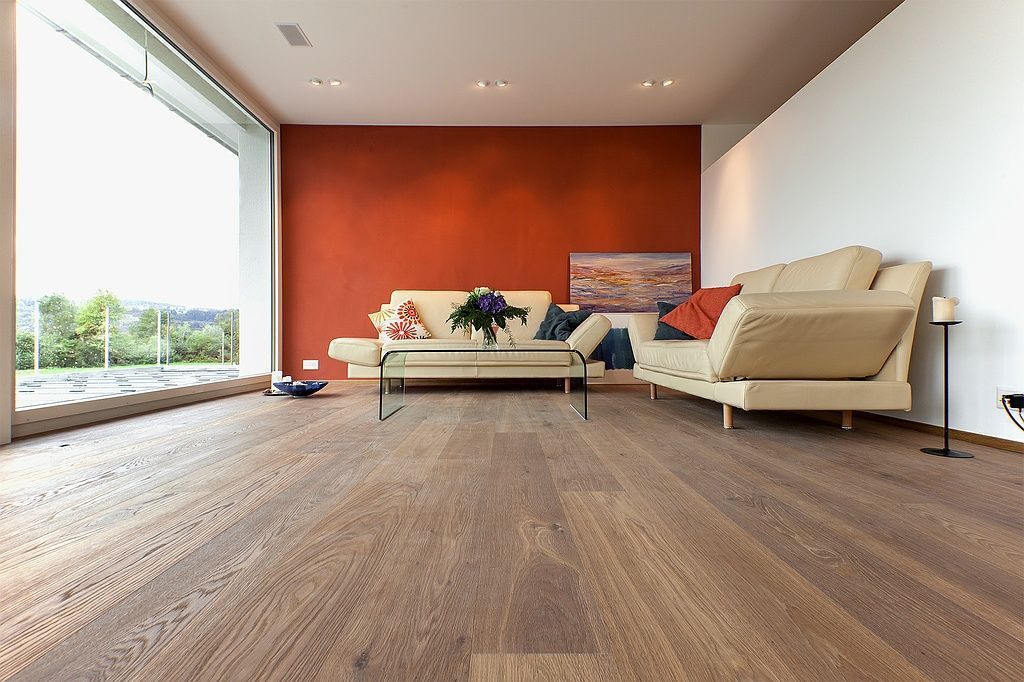 Landhausdiele Eiche Weiss handgehobelt