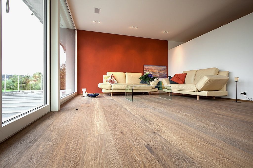 Landhausdiele Eiche Weiss handgehobelt