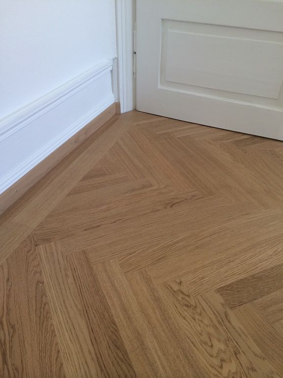 Fischgratparkett mit Wandfries