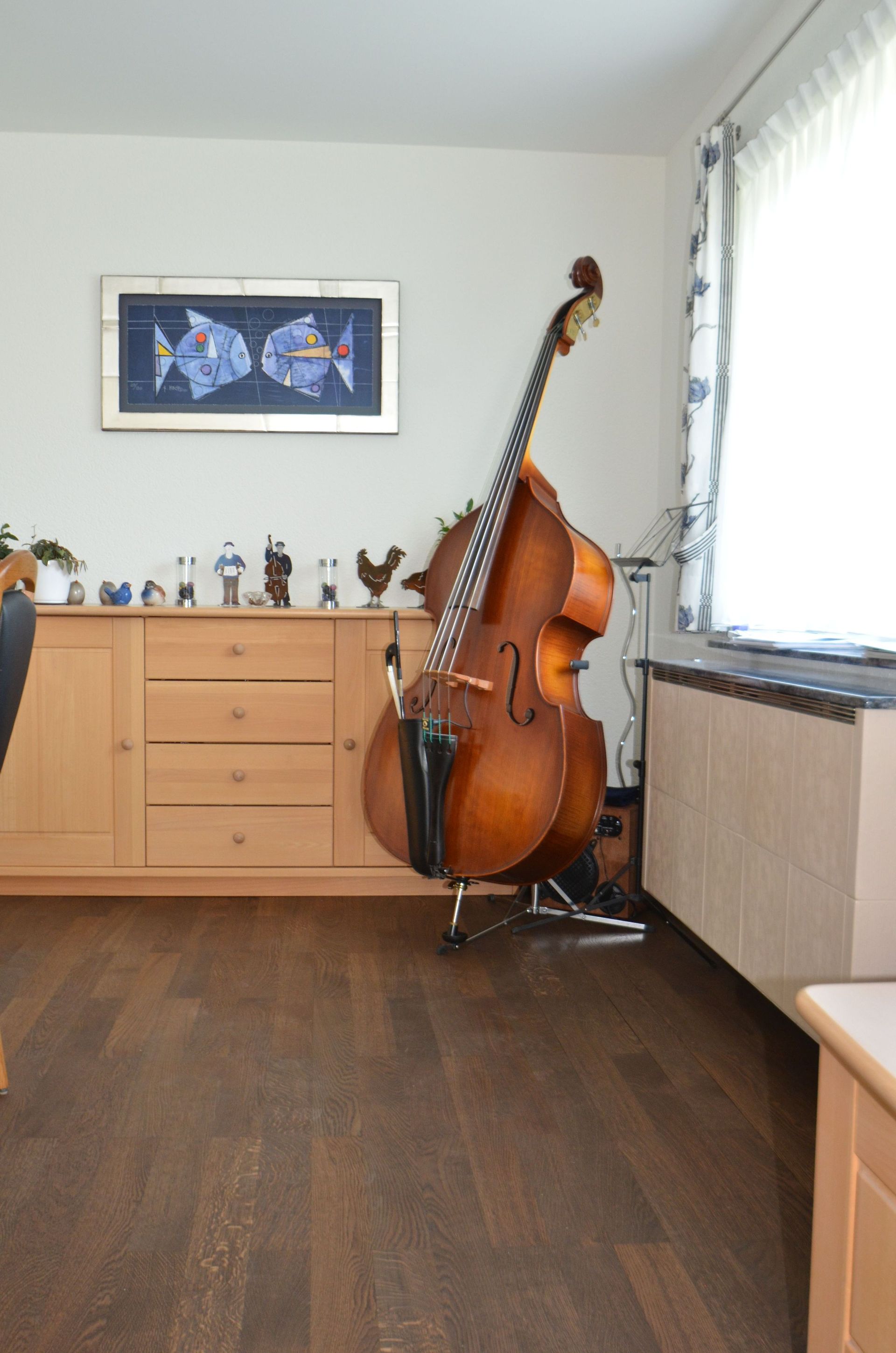 Wir durften ein bestehendes Massiv-Parkett abschleifen und mit einem pigmentiertem Öl, Smoked brown, behandeln.