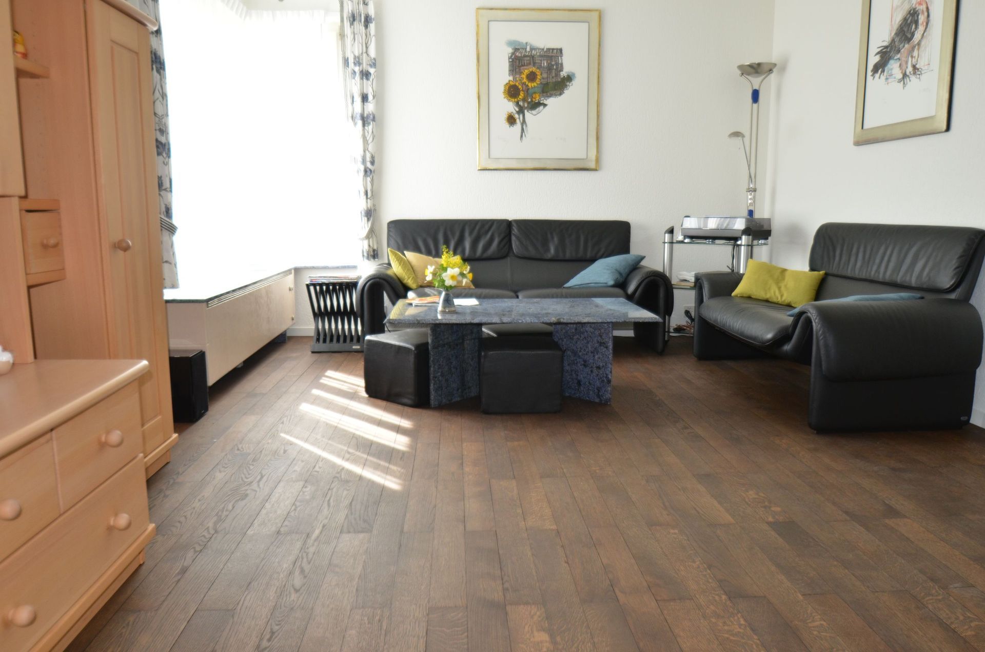 Wir durften ein bestehendes Massiv-Parkett abschleifen und mit einem pigmentiertem Öl, Smoked brown, behandeln.