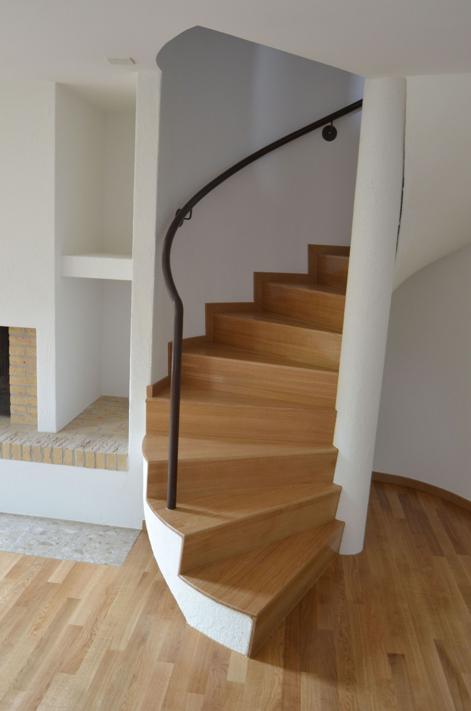 Eichentreppe Massiv inkl. Stirnbrettern und Sockelleisten