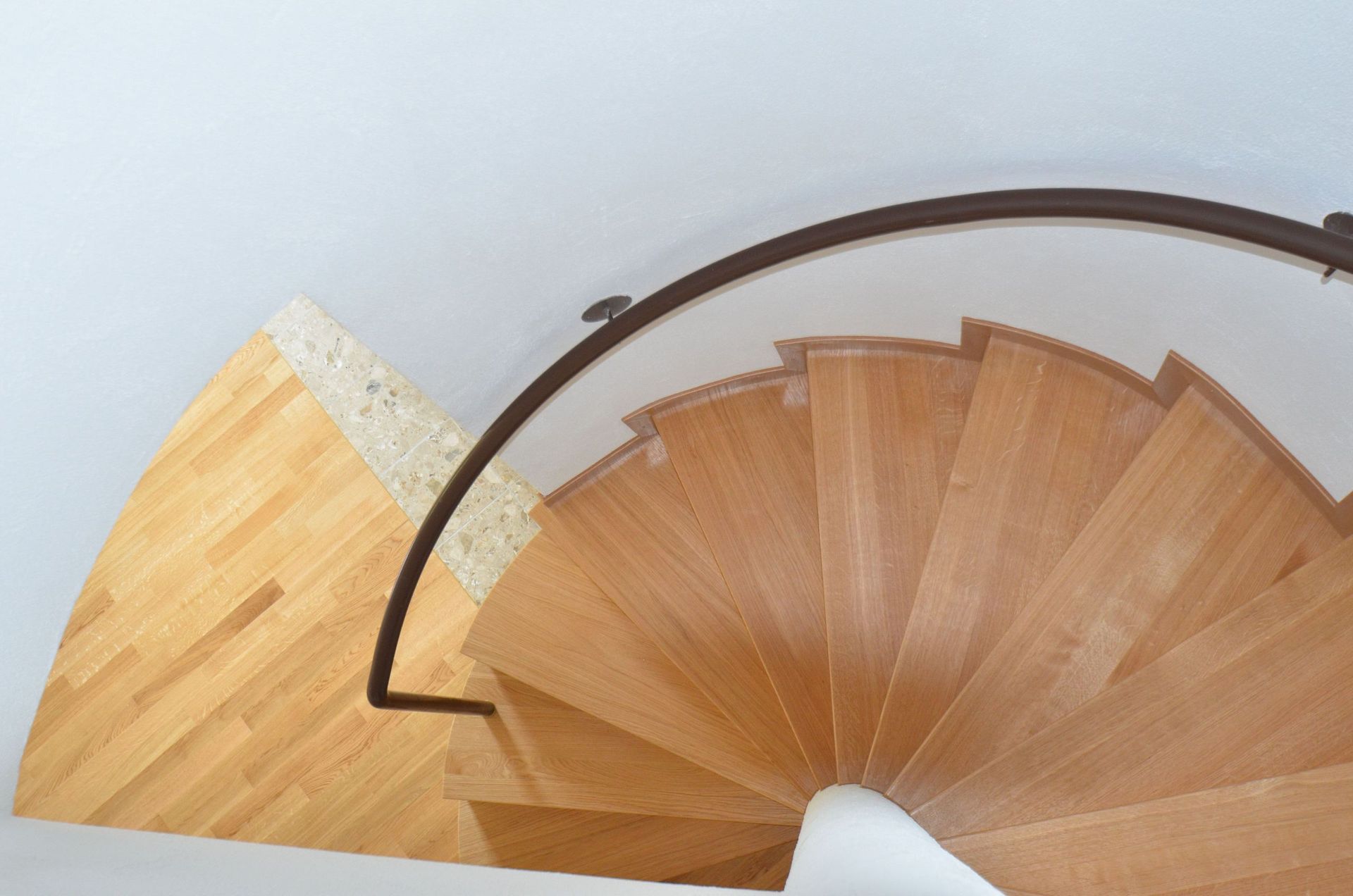 Eichentreppe Massiv inkl. Stirnbrettern und Sockelleisten