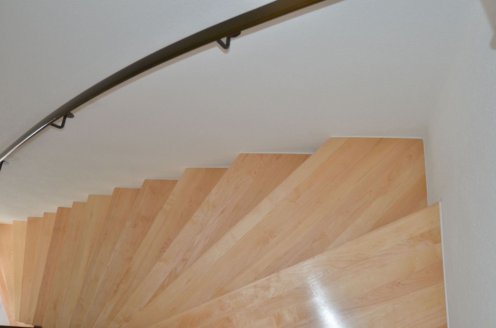 Massivholz Tritte aus kanadischem Ahorn auf Steintreppe montiert