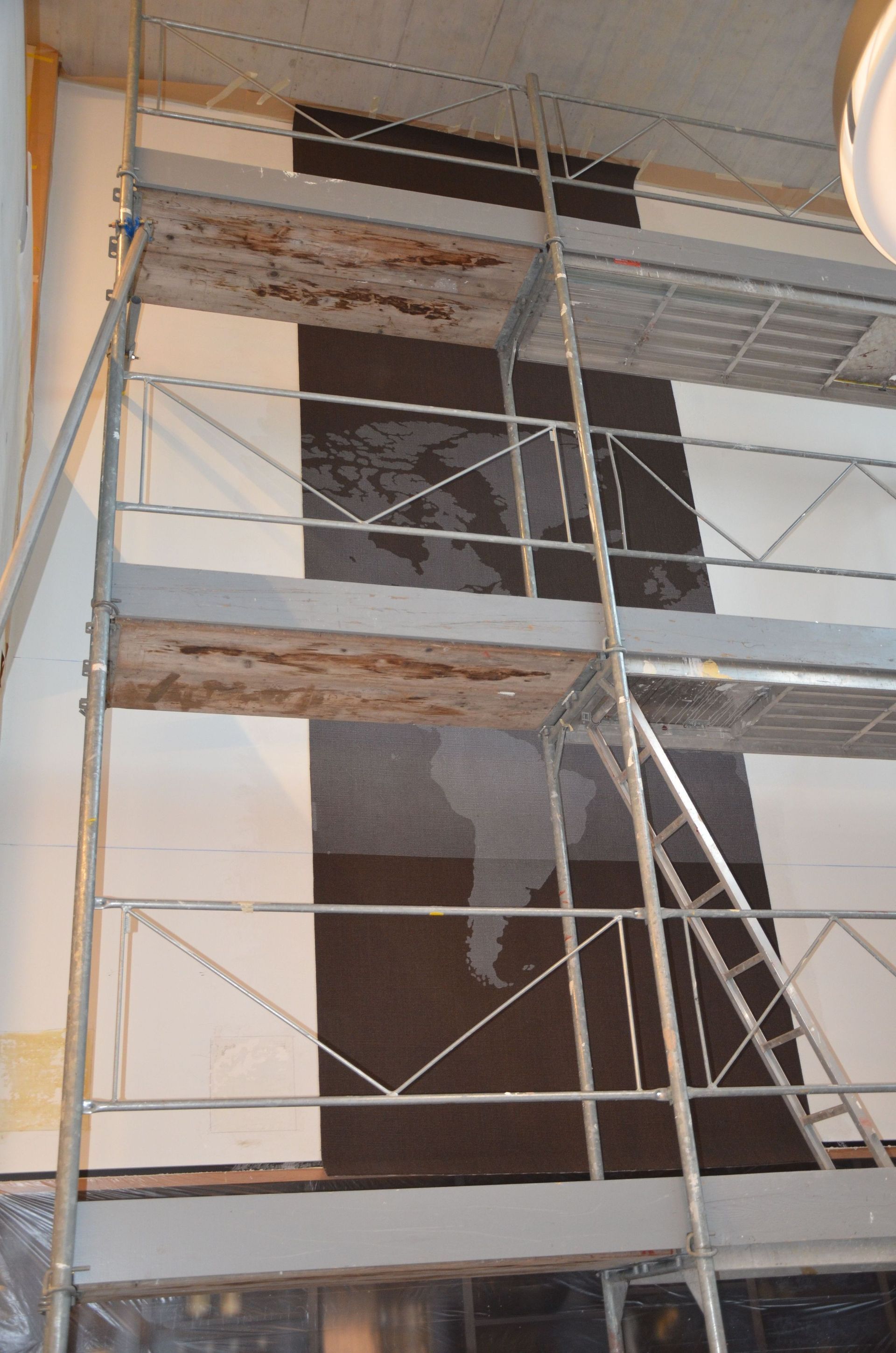 Sisal Teppich mit aufgespritzter Weltkarte an Wand verlegt 