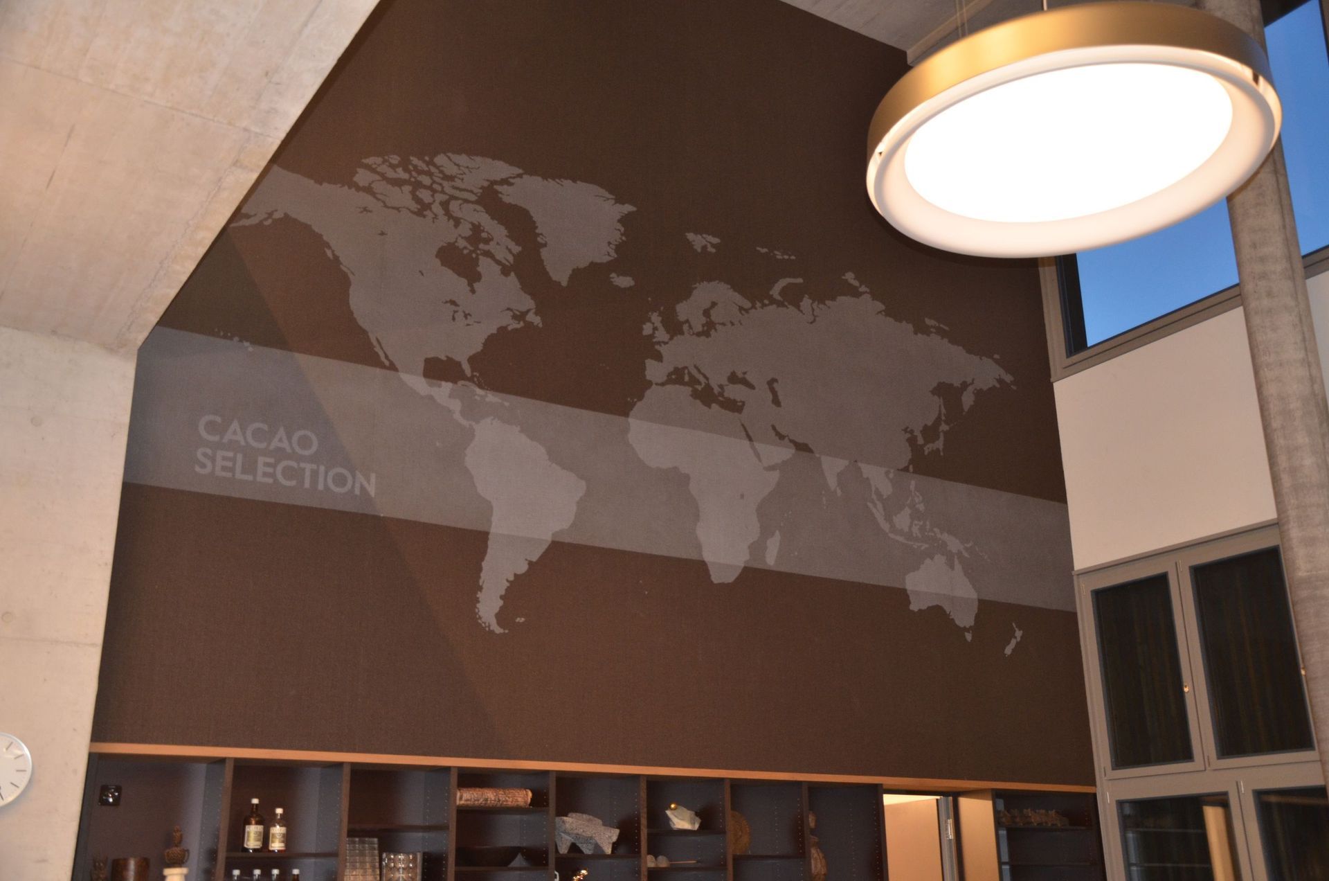 Sisal Teppich mit aufgespritzter Weltkarte an Wand verlegt 