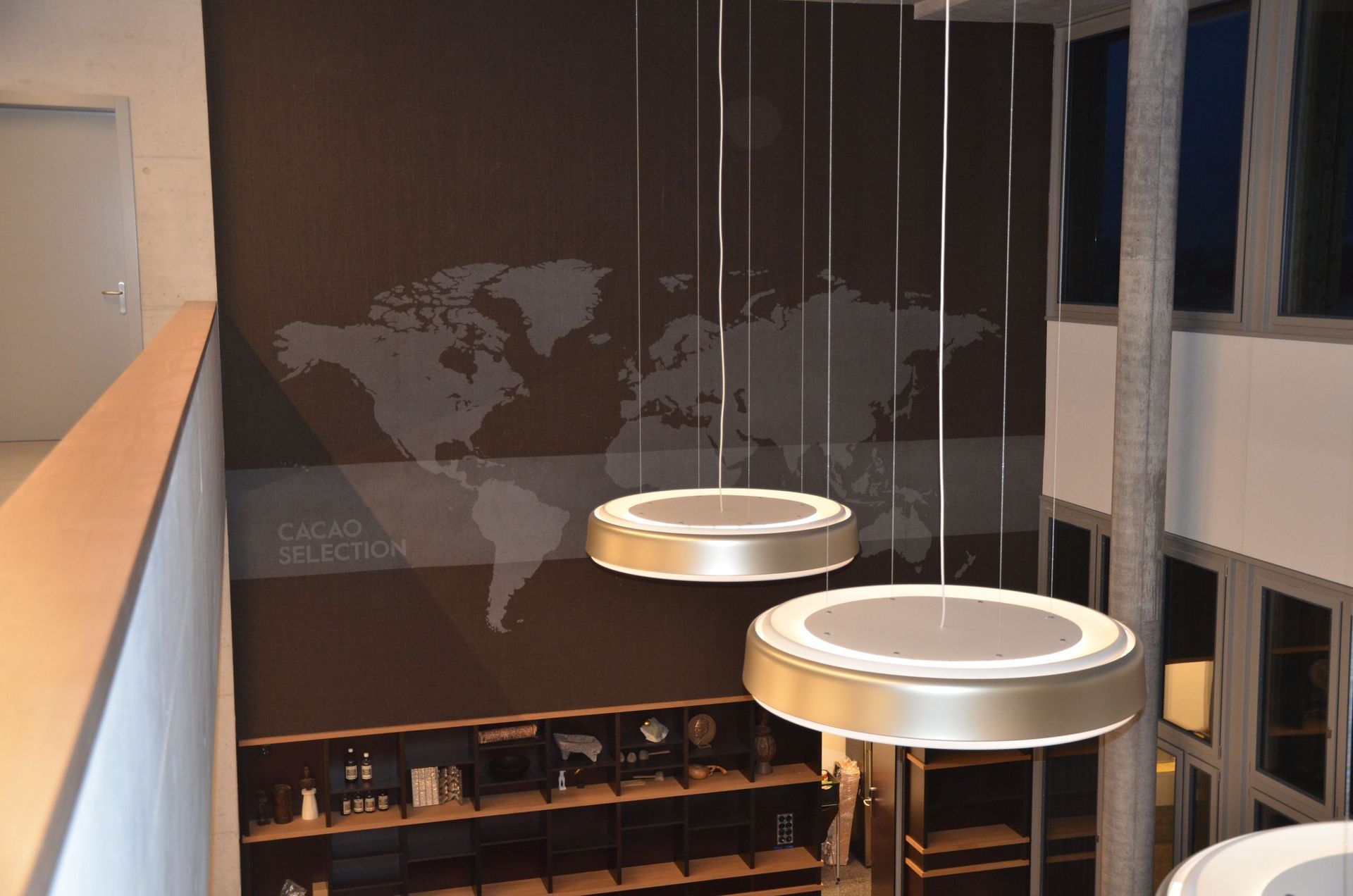 Sisal Teppich mit aufgespritzter Weltkarte an Wand verlegt 