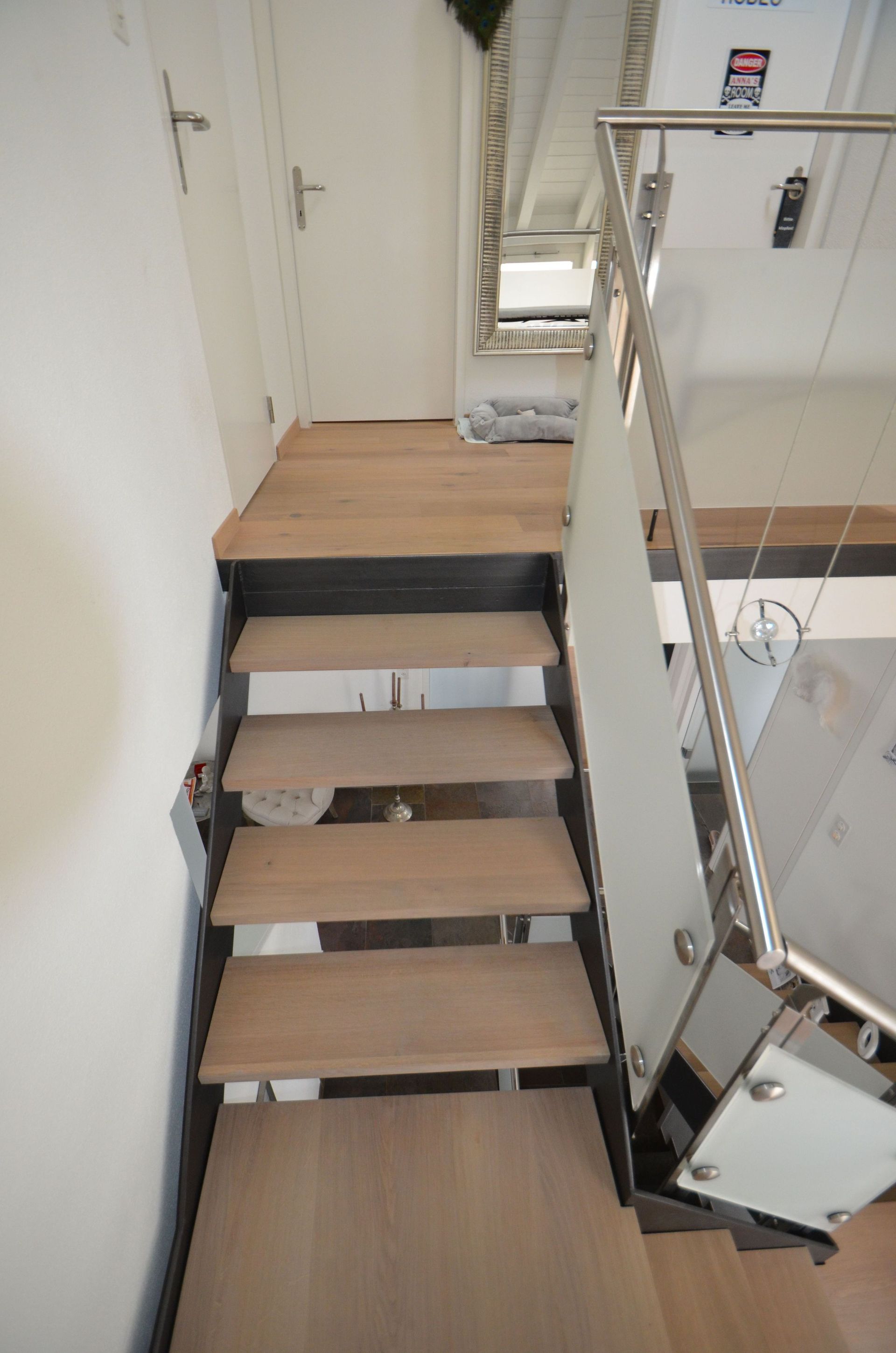 Für private Kunden durften wir neue Massivholz Tritte farblich an dem bestehenden Parkett anpassen und einbauen.