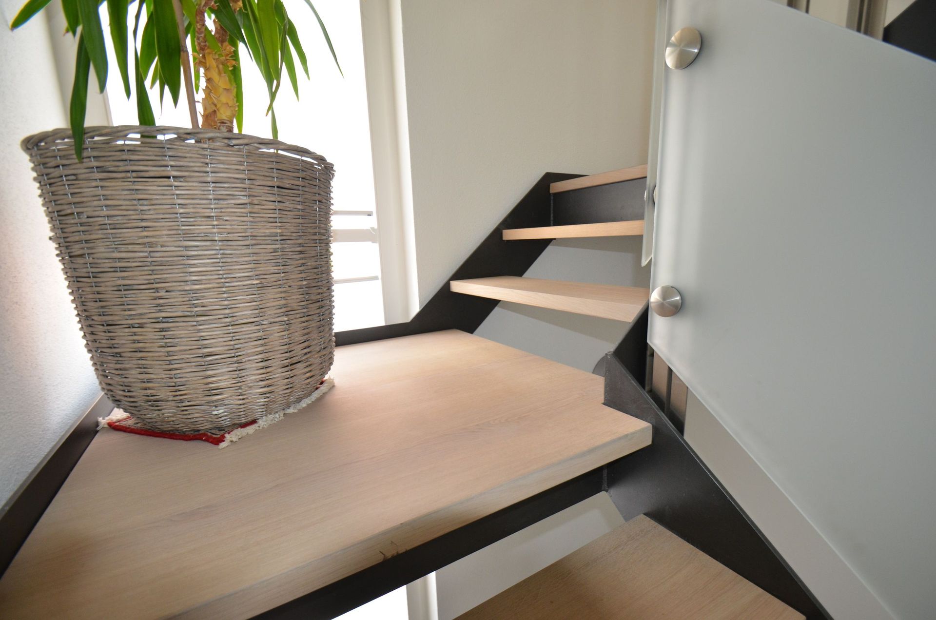 Für private Kunden durften wir neue Massivholz Tritte farblich an dem bestehenden Parkett anpassen und einbauen.