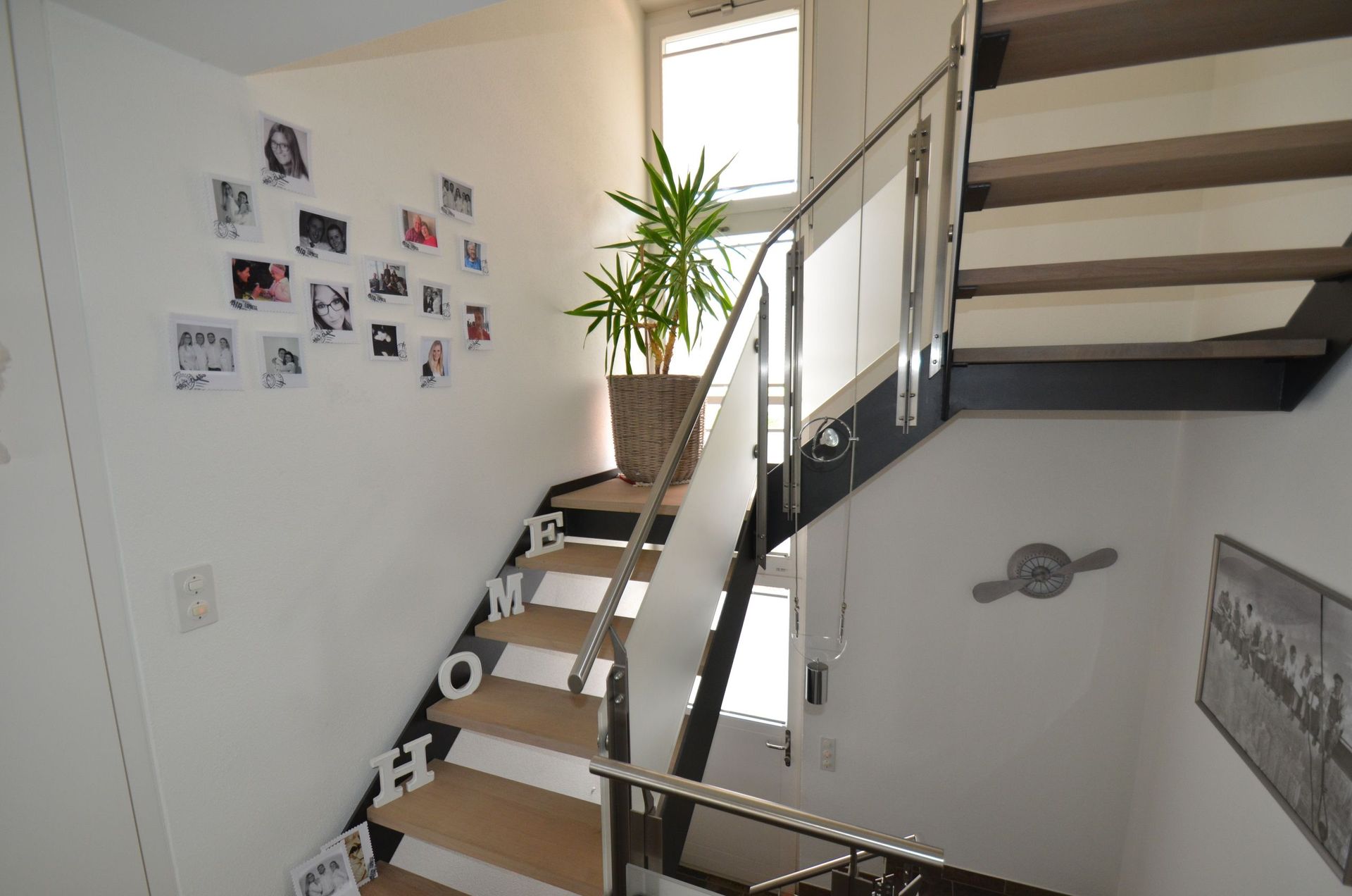 Für private Kunden durften wir neue Massivholz Tritte farblich an dem bestehenden Parkett anpassen und einbauen.