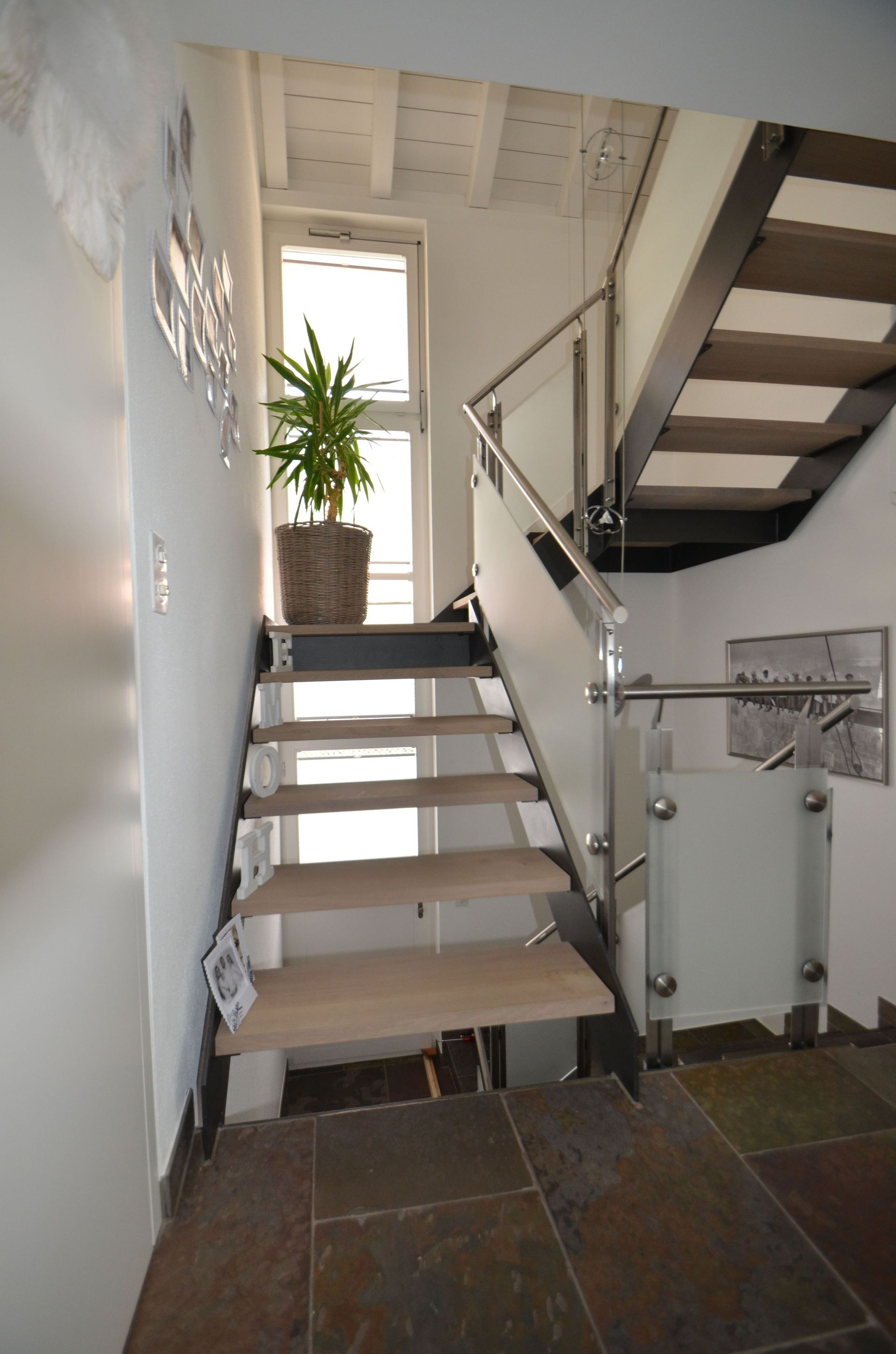 Für private Kunden durften wir neue Massivholz Tritte farblich an dem bestehenden Parkett anpassen und einbauen.