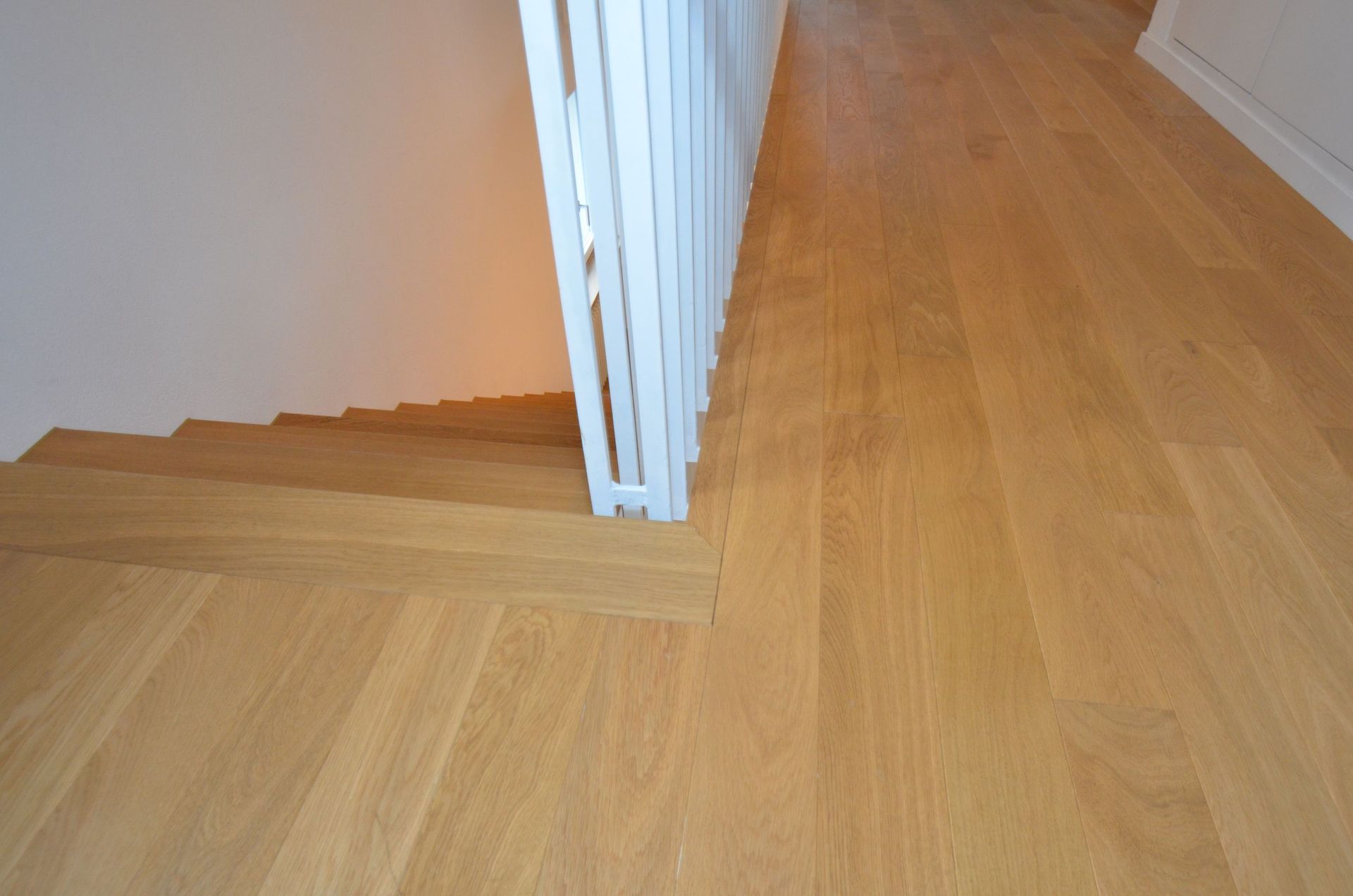 Massiv-Holz Treppe mit edlen Detail-Lösungen