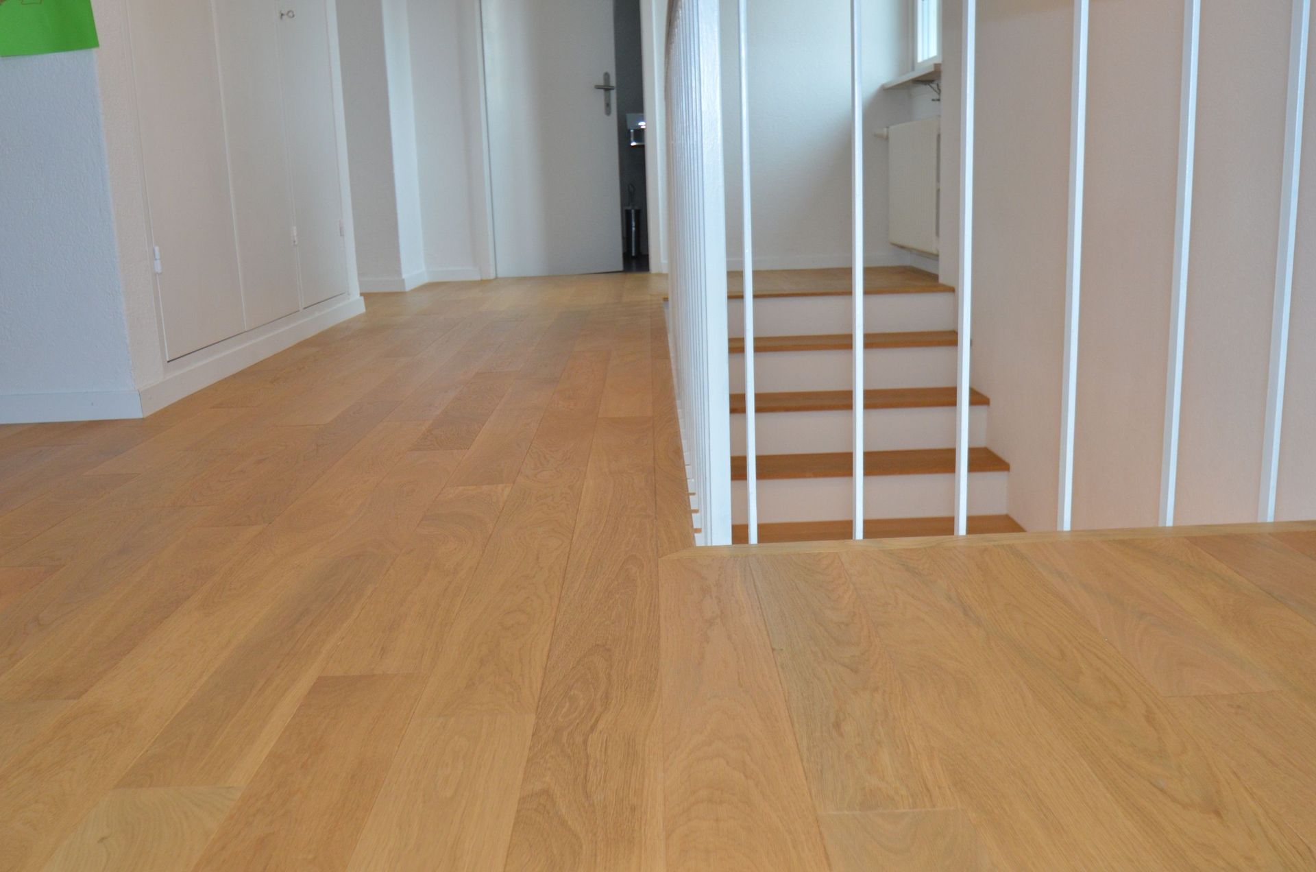 Massiv-Holz Treppe mit edlen Detail-Lösungen