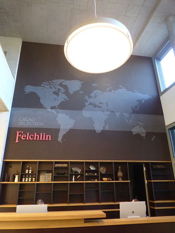 Sisal Teppich mit aufgespritzter Weltkarte an Wand verlegt 