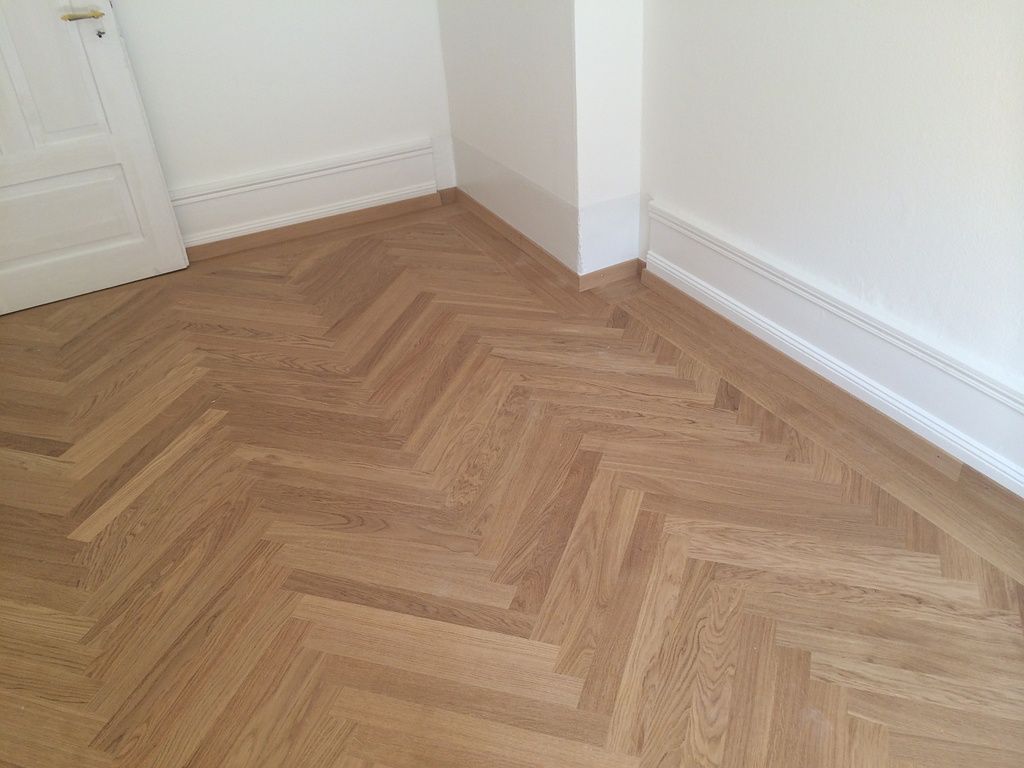 Fischgratparkett mit Wandfries