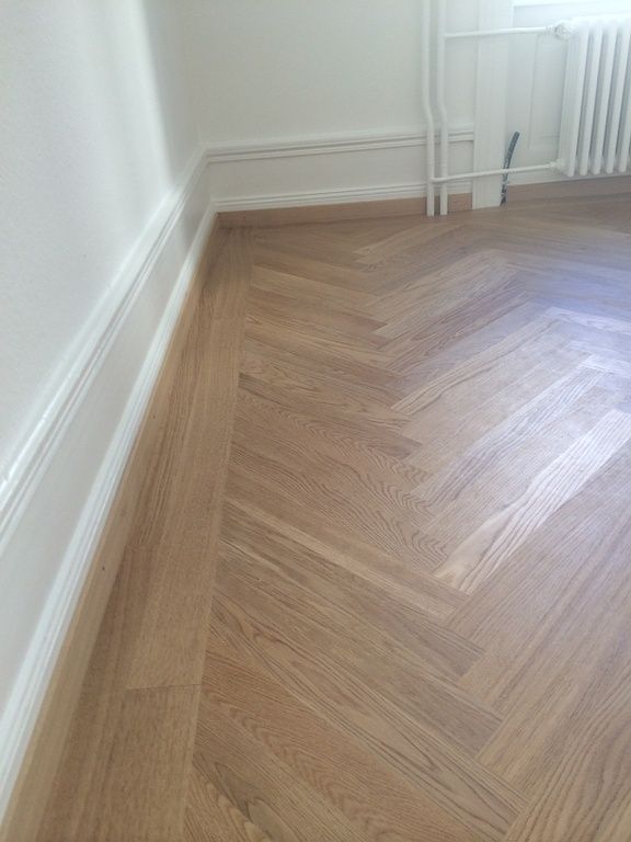 Fischgratparkett mit Wandfries