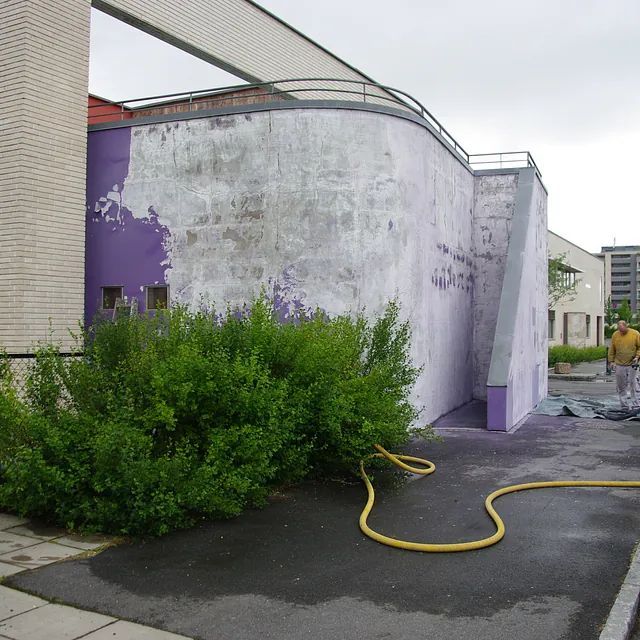 Ein gelber Schlauch ist mit einer violetten Wand verbunden