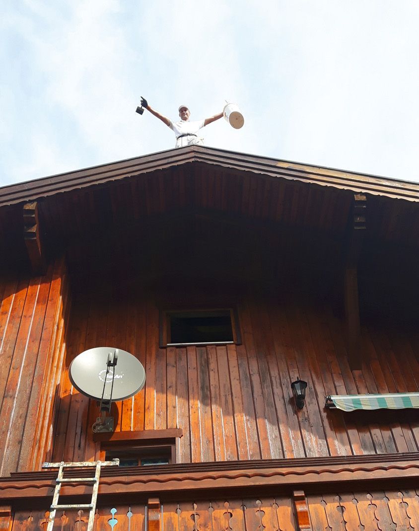 Ein Holzgebäude mit einer Satellitenschüssel an der Seite