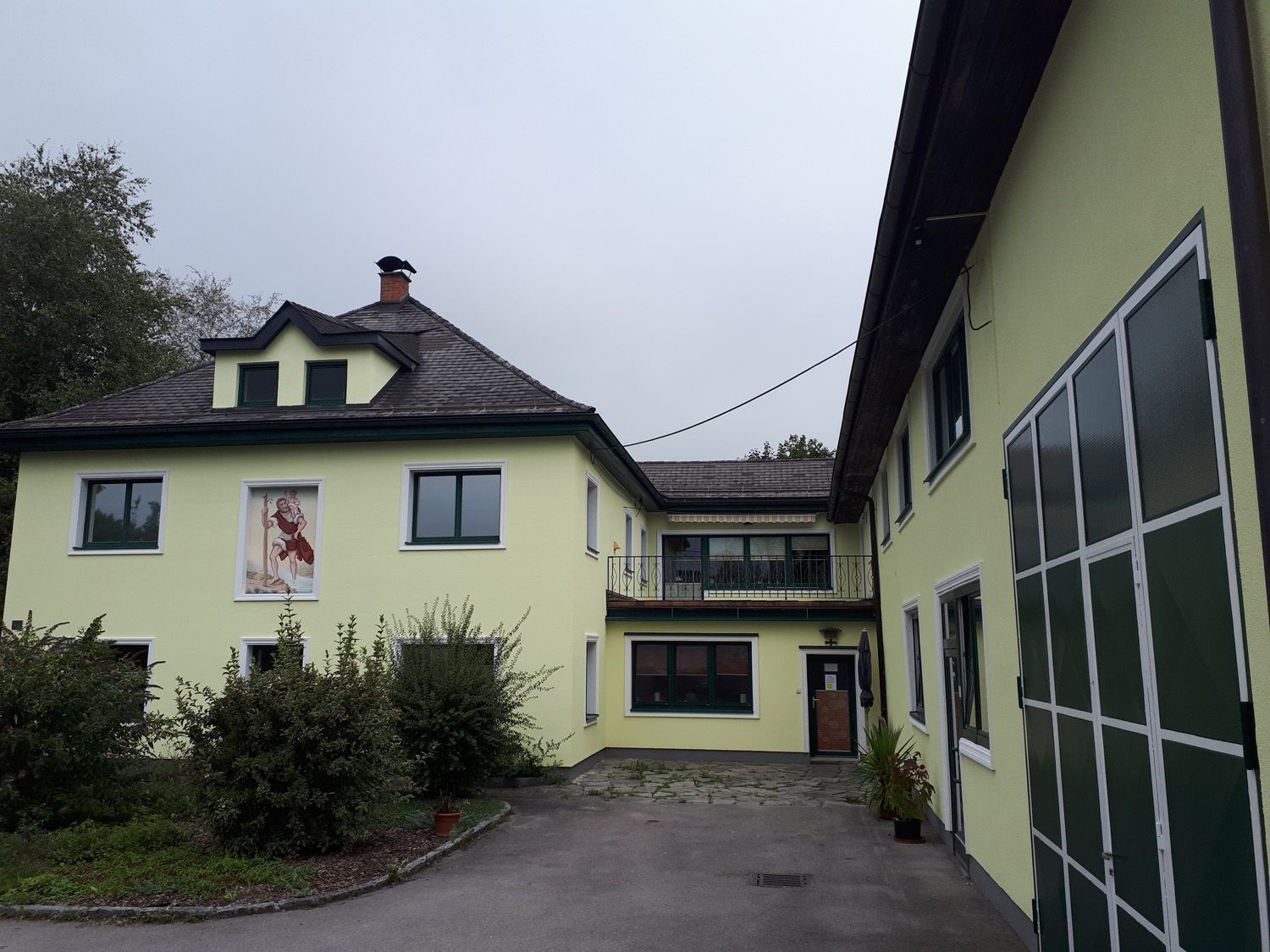 Ein großes gelbes Gebäude mit vielen Fenstern