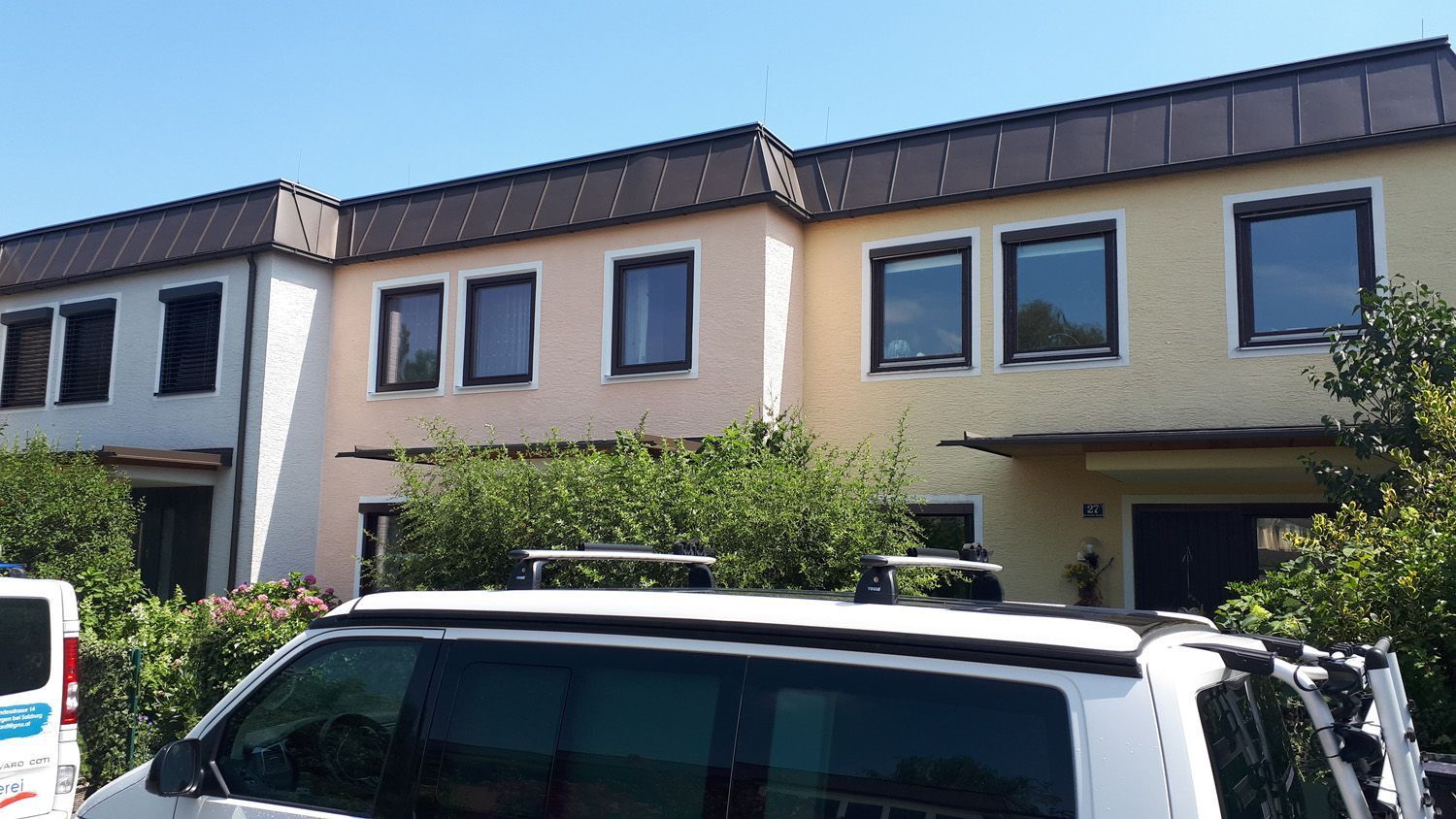 Ein weißer Lieferwagen steht vor einem Gebäude