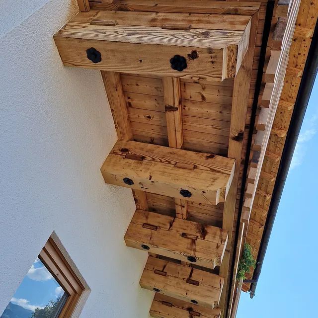 Ein Gebäude mit einem Holzdach und einem Fenster