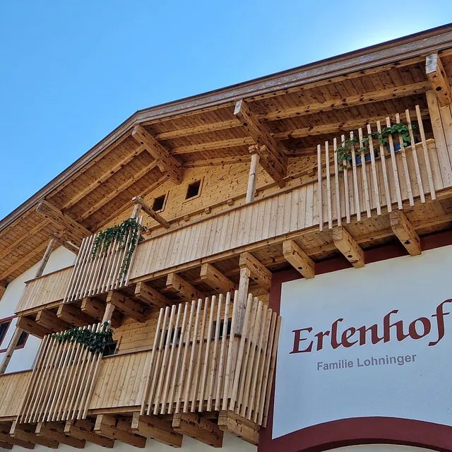 Ein Gebäude mit einem Schild mit der Aufschrift 