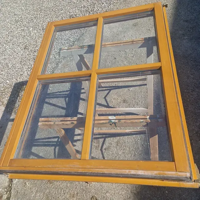 Ein Holzfensterrahmen mit einem Klarglasfenster