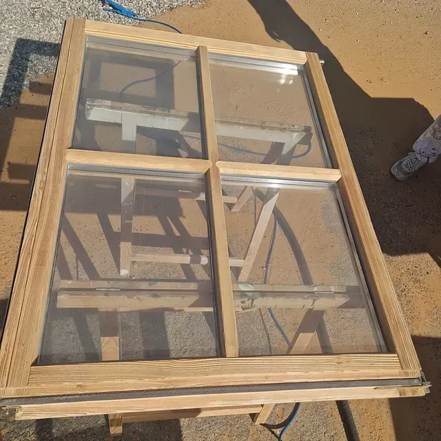 Ein Holzfensterrahmen mit einem Klarglasfenster