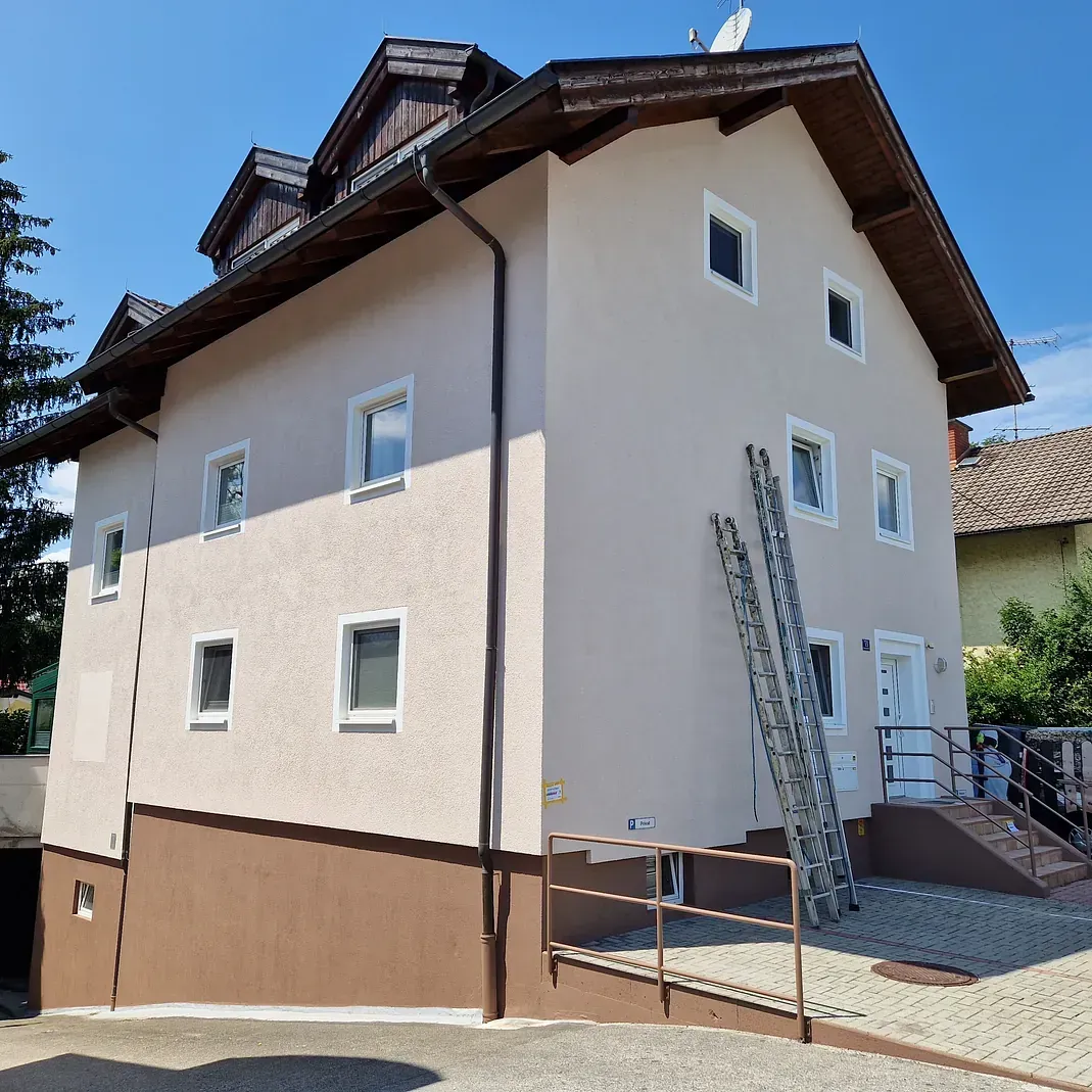 Ein großes Haus mit einer Leiter an der Seite