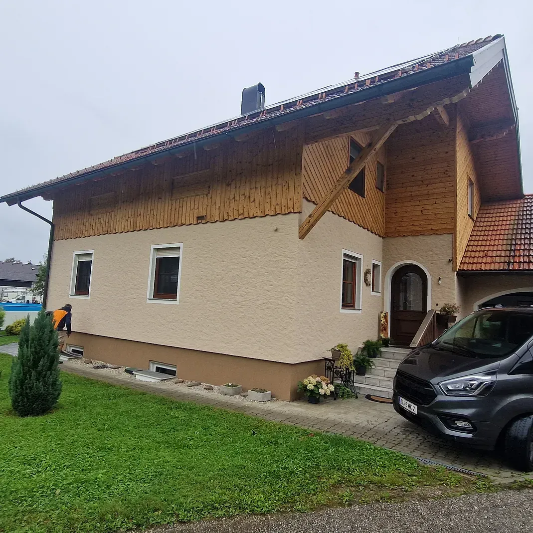 Ein Haus mit einem davor geparkten Auto.