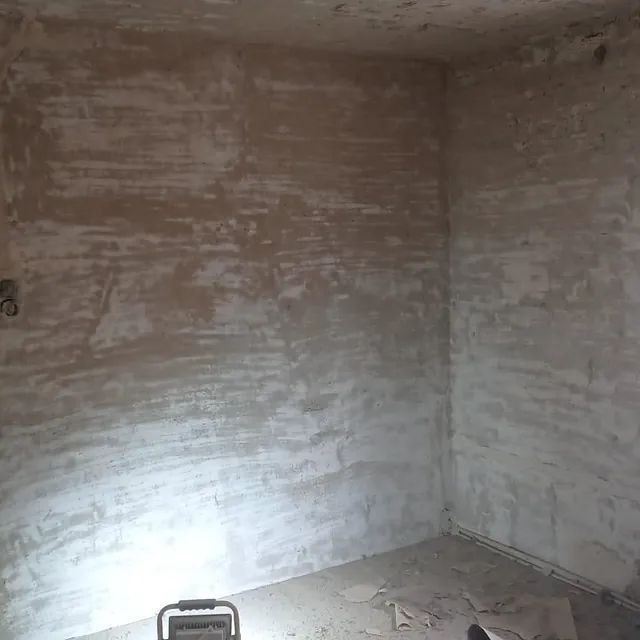 In der ecke des zimmers brennt licht.