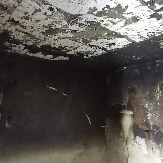 Ein dunkler Raum mit einer staubbedeckten Decke.