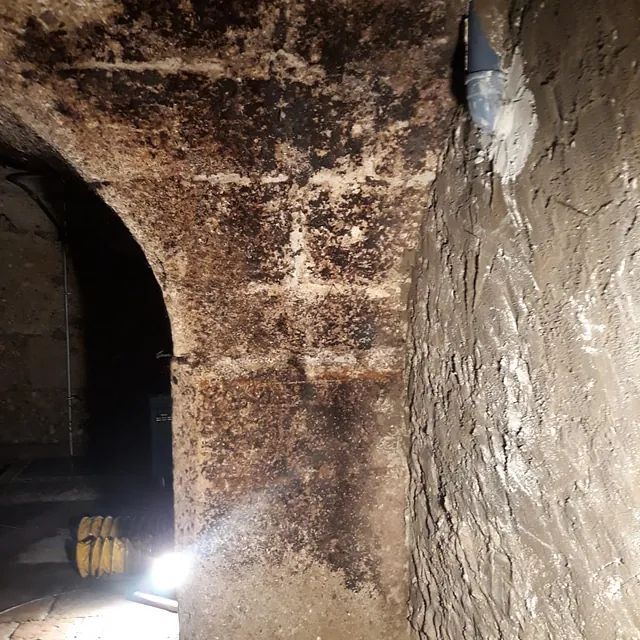 Eine dunkle Höhle mit einem Licht, das durch die Tür scheint