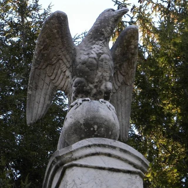 Eine Statue eines Adlers, der auf einem Ball sitzt