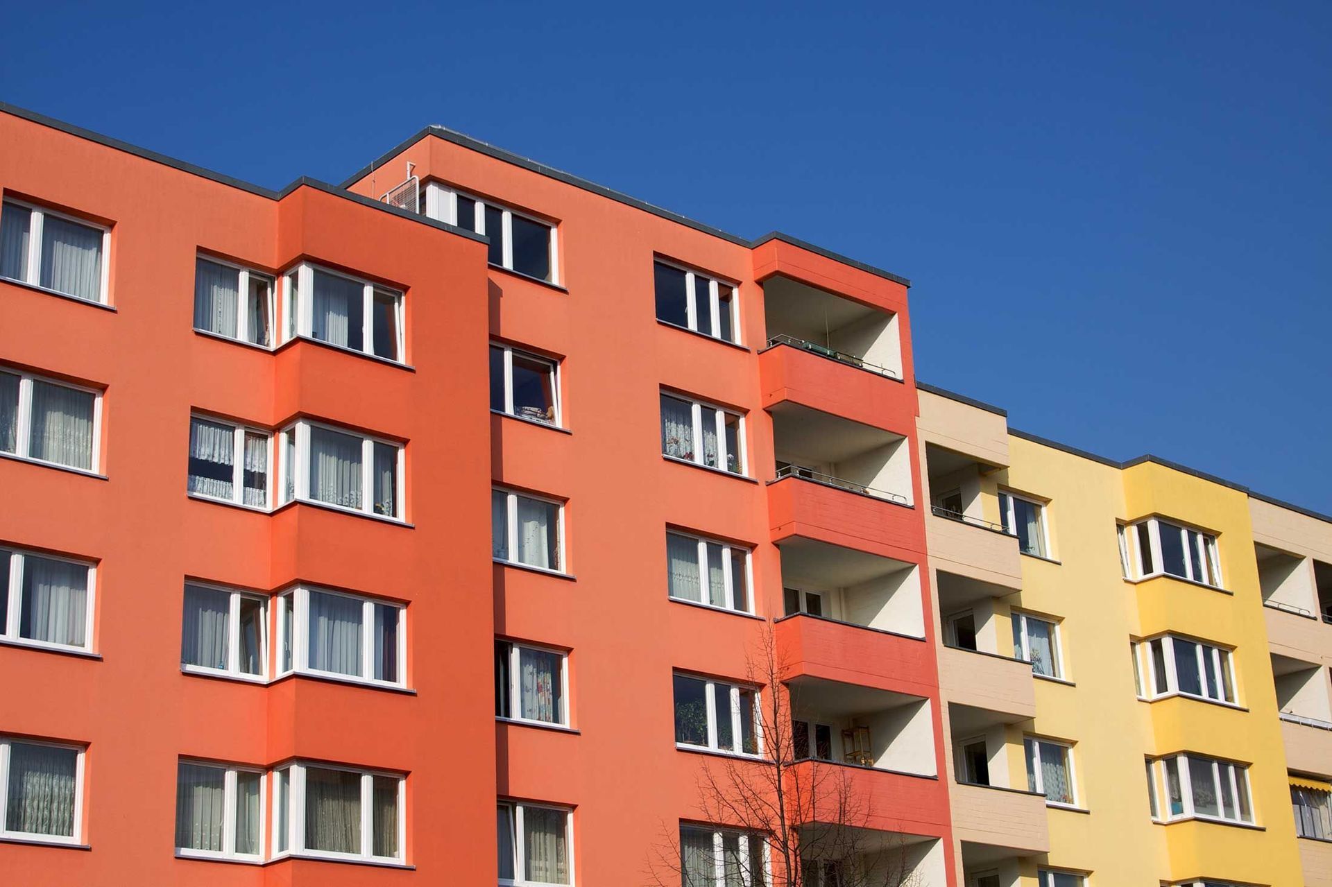 Eine Reihe von Wohnhäusern mit einem blauen Himmel im Hintergrund