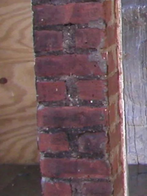 Eine Nahaufnahme einer Ziegelwand in einem Raum.