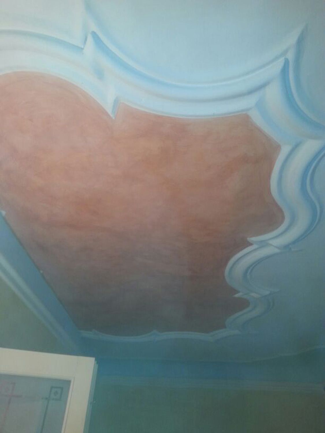 Eine Nahaufnahme einer Decke mit einem herzförmigen Muster darauf.