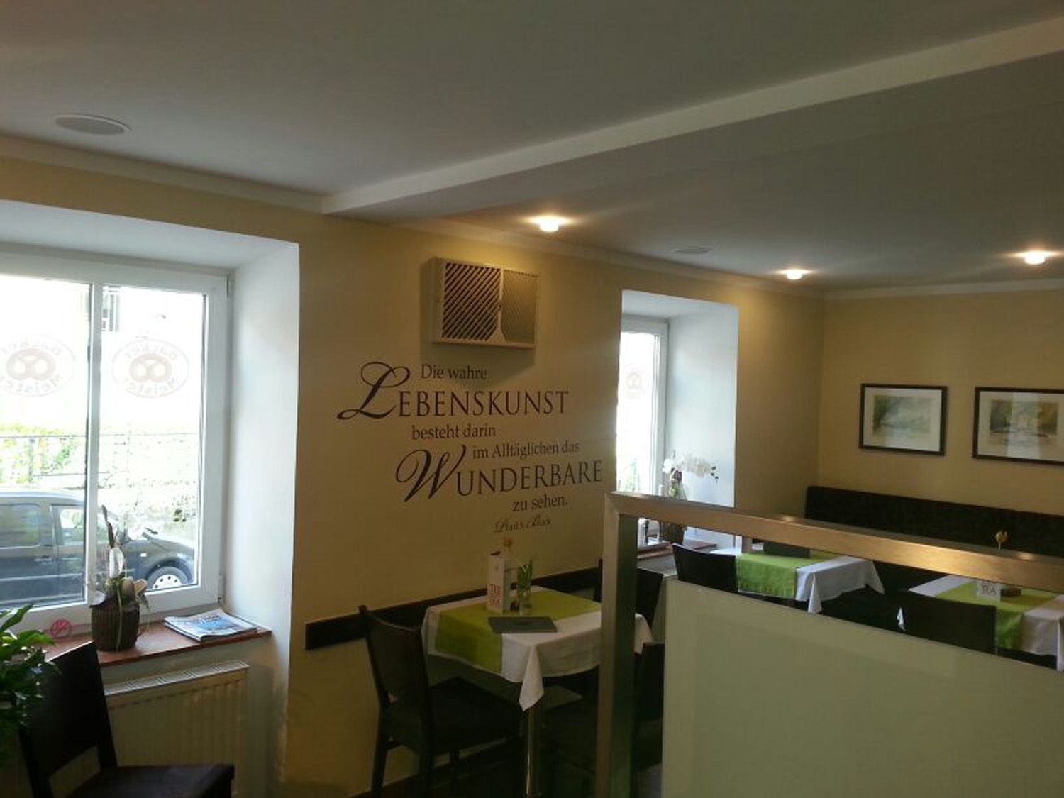 Ein Restaurant mit einem Schild an der Wand, auf dem steht: Lebenskunst