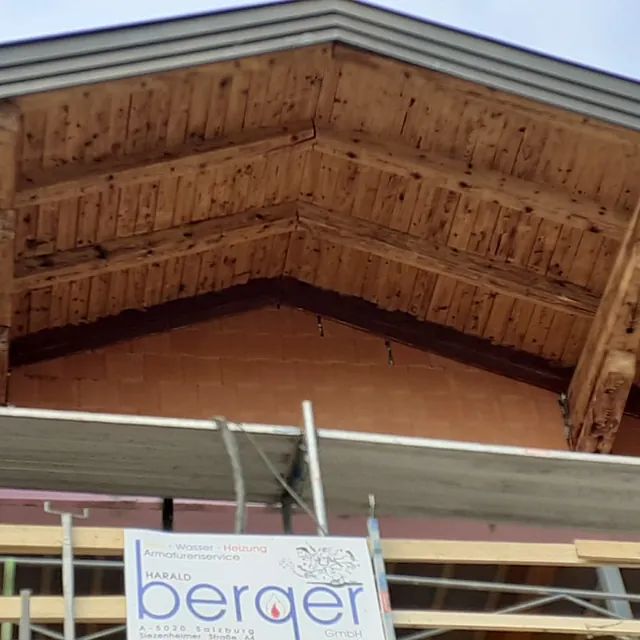 Ein im Bau befindliches Gebäude mit einem Schild mit der Aufschrift Berger